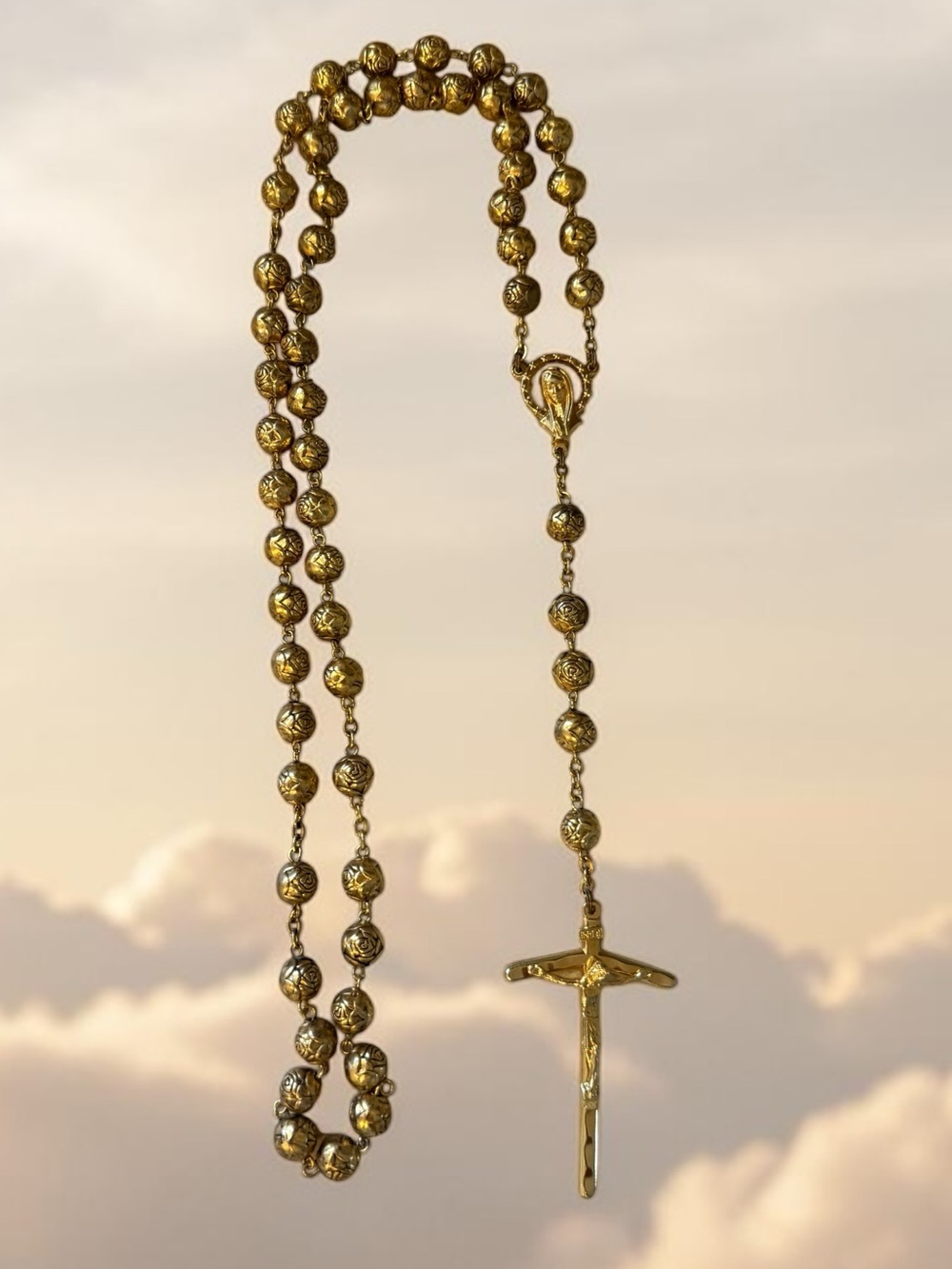 🫶🏻 Gold Tone Rose Beads Rosary Necklace with Crucifix